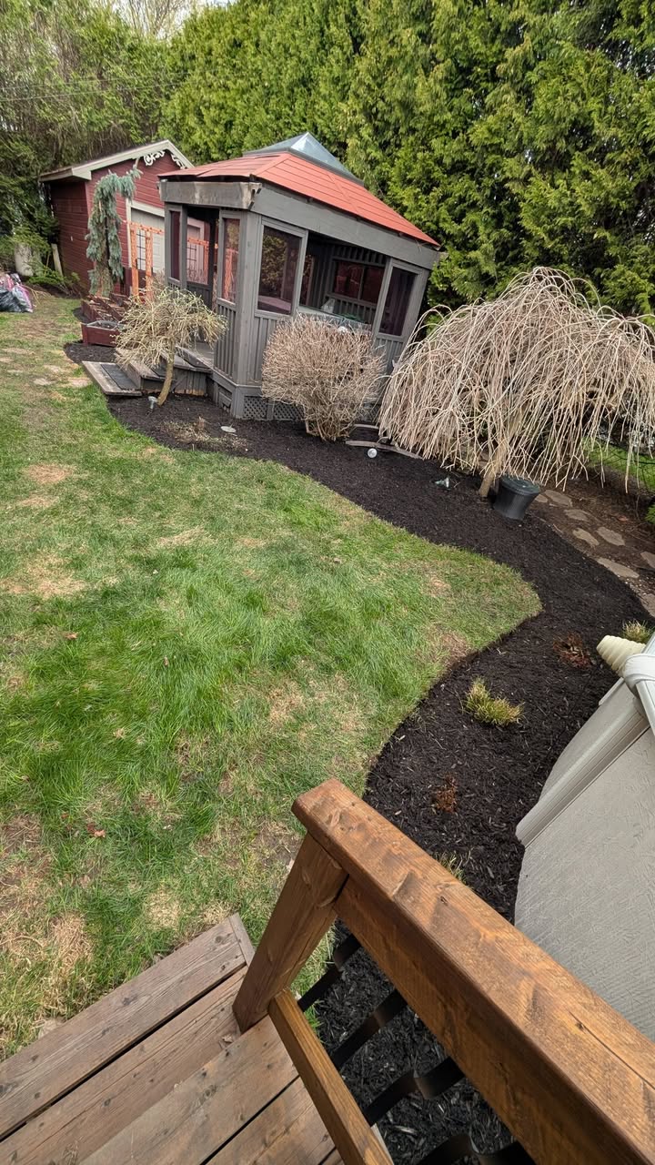 Petites cabanes décoratives dans un jardin arrière.